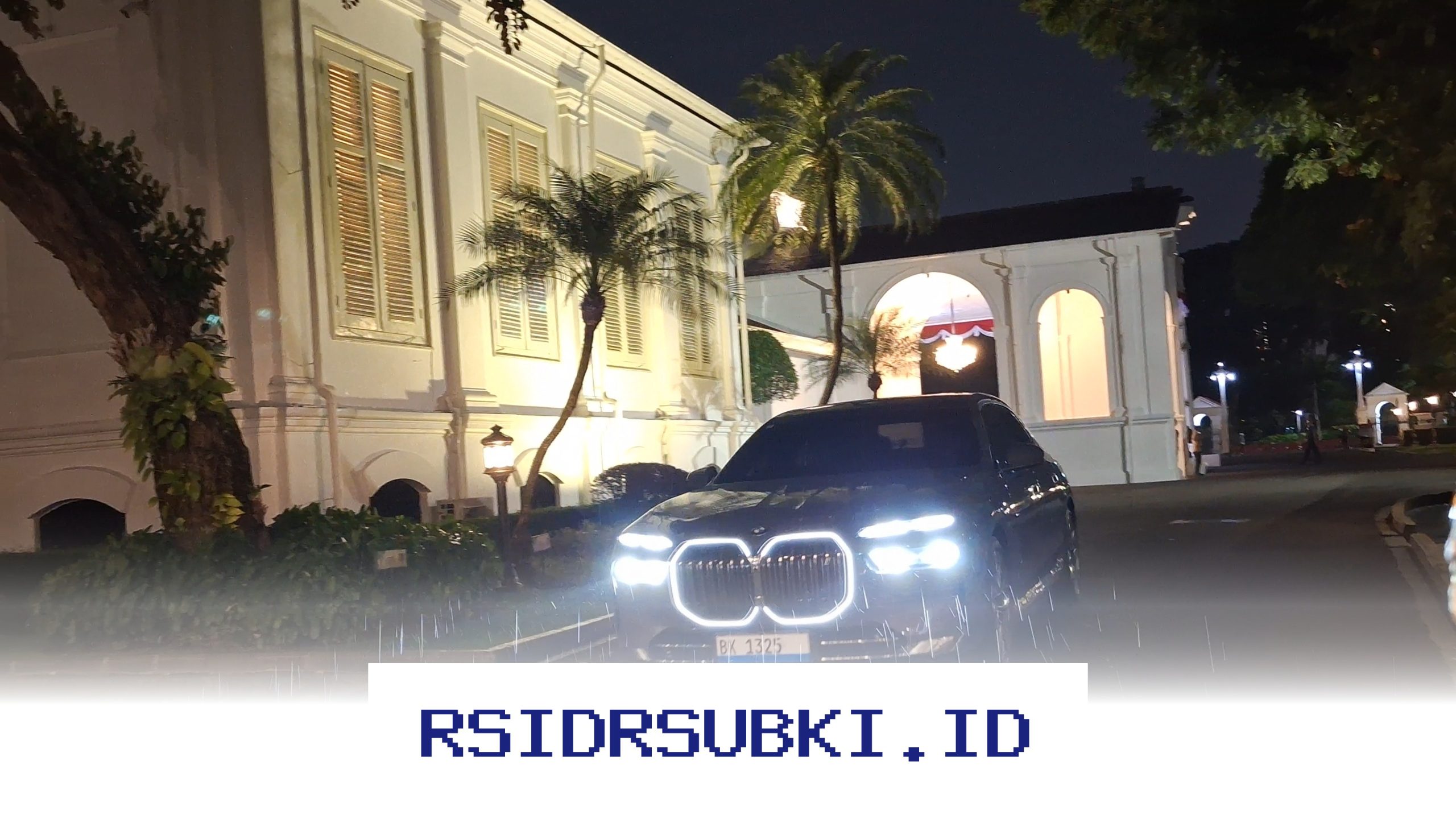 BMW i7 Si Mobil Mewah Jokowi saat Temu Prabowo di Istana, Harganya Rp3,3 Miliar!